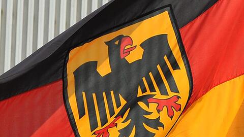 Die Bundesdienstflagge. Nach einem Bundestagsbeschluss aus dem Jahr 1992 sollen Bundesbehörden und Forschungseinrichtungen bevorzugt im Osten entstehen.