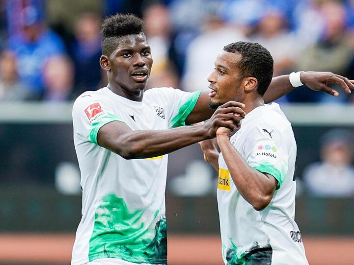 Gladbachs Torschütze Alassane Plea (r) jubelt mit Breel Embolo über das Tor zum 0:1.