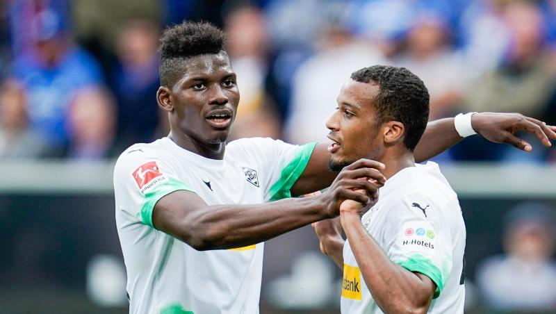 Gladbachs Torschütze Alassane Plea (r) jubelt mit Breel Embolo über das Tor zum 0:1. Gladbachs Torschütze Alassane Plea (r) jubelt mit Breel Embolo über das Tor zum 0:1.