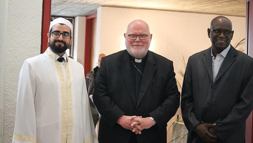 Von links: der Pasinger Imam Harun Gülten, Kardinal Reinhard Marx sowie Kalif Mountaga Tall aus dem Senegal.