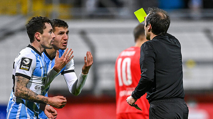 Sah gegen Halle seine fünfte Gelbe Karte: Semi Belkahia (2.v.l.)