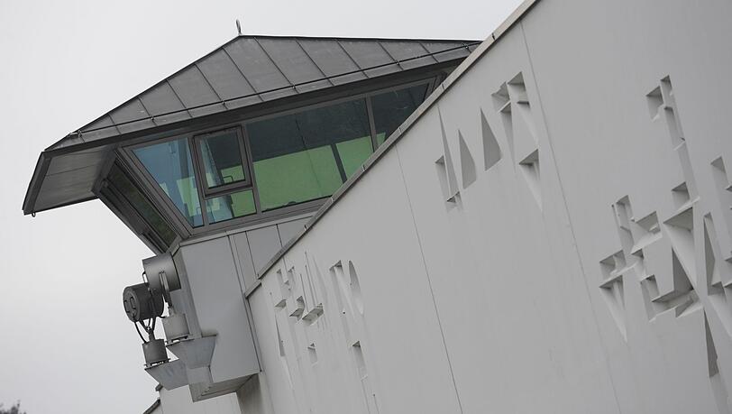 Blick auf einen Turm der JVA Stadelheim in München. (Archivbild)