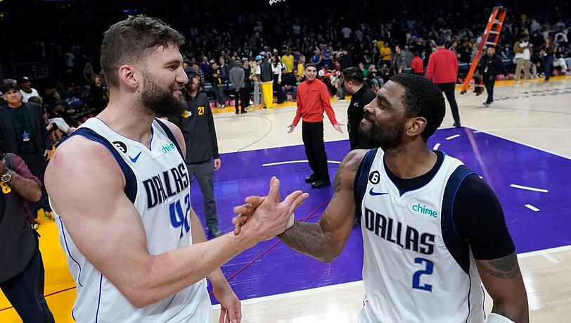 Dallas Mavericks-Guard Kyrie Irving jubelt mit Maxi Kleber, nachdem dieser bei auslaufender Uhr einen 3-Punkte-Korb erzielt hat, der das Spiel gewann.