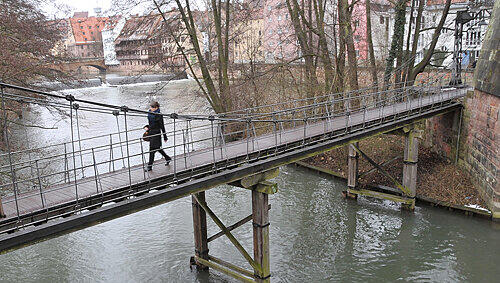 Vorsicht Einsturzgefahr: Weil die Holzstüzen des Kettenstegs schon völlig marode sind, wird die historische Hängebrücke ab Herbst für Fußgänger gesperrt. Vorsicht Einsturzgefahr: Weil die Holzstüzen des Kettenstegs schon völlig marode sind, wird die historische Hängebrücke ab Herbst für Fußgänger gesperrt.