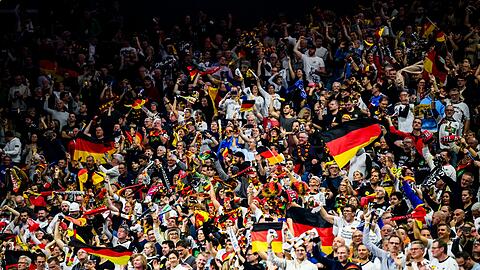 Fast 20.000 Fans: Die Arena in K&ouml;ln gilt als deutscher Handball-Tempel. (Archivbild)
