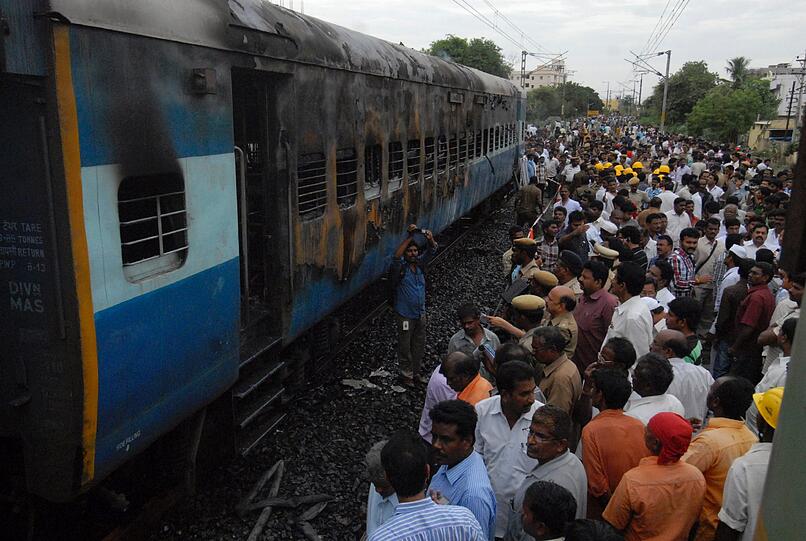 Vermutlich ein elektrischer Kurzschluss hat einen Waggon eines indischen Personenzuges in eine Flammenhölle
verwandelt, in der 47 Menschen umkamen. Das teilte ein Bahnsprecher im indischen Unionsland Andhra Pradesh mit. 28 Fahrgäste seien am Montag mit Verbrennungen in Krankenhäuser gebracht worden.