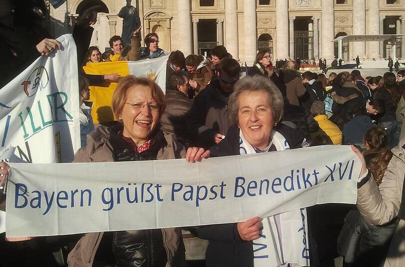 Bayerische Pilger auf dem Petersplatz.