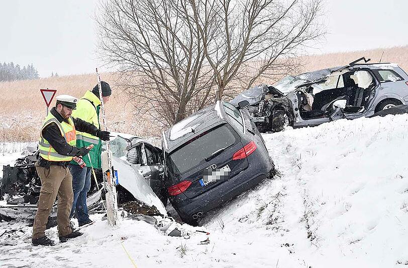 Bilder vom Verkehrsunfall in Dorfen, bei dem ein Autofahrer ums Leben kam. Nach einem Zusammenstoß mit einem Lkw starb der Mann noch am Unfallort.
