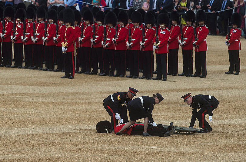 Mit einer farbenprächtigen Militärparade im Herzen Londons feiert Großbritannien den 90. Geburtstag von Königin Elizabeth II. Eine der Wachen verließen dabei die Kräfte - er kollabierte. Die Bilder...