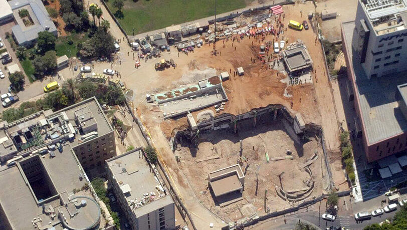 Luftaufnahme der eingestürzten im Bau befindlichen Tiefgarage in Tel Aviv. Foto: Israelische Polizei Luftaufnahme der eingestürzten im Bau befindlichen Tiefgarage in Tel Aviv. Foto: Israelische Polizei