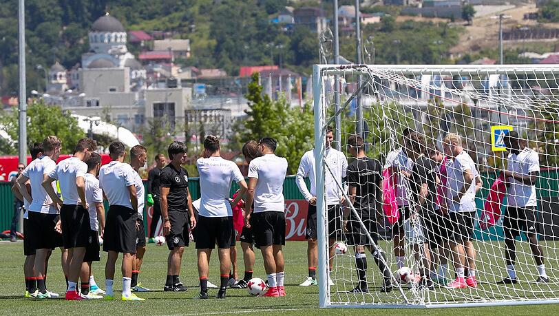 Bundestrainer Joachim Löw und seine Mannschaft beim Training am 17.06.2017. Bundestrainer Joachim Löw und seine Mannschaft beim Training am 17.06.2017.