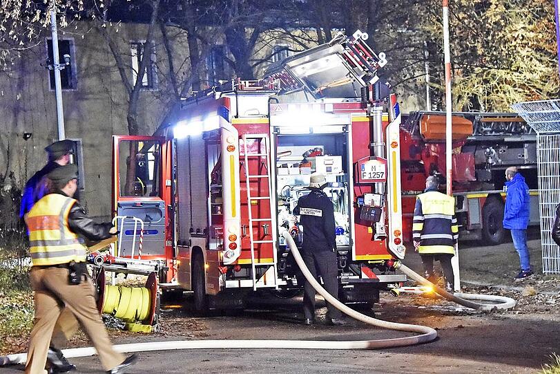 Mehrere Löschfahrzeuge waren vor Ort, um das heftige Feuer zu löschen.