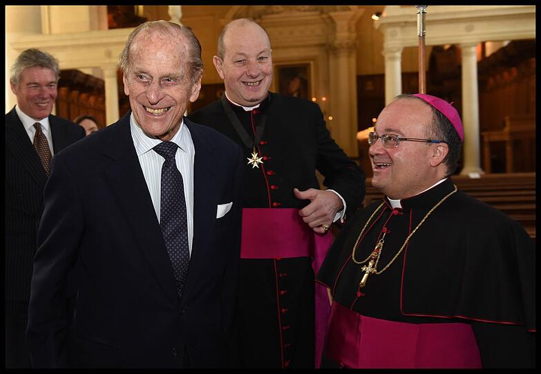 2015 kündigt der Buckingham Palace an, dass Prinz Philip mit seinem 95. Geburtstag von seinen royalen Pflichten zurücktreten werde. Vorher wird aber noch fleißig gearbeitet: Hier sehen wir den Duke of Edinburgh im November 2015 mit dem katholischen Erzbischof von Malta während eines Staatsbesuchs. Der Prinz soll ihm hier ins Ohr geflüstert haben: "Ich verrate dir ein Geheimnis, wir sind alle Christen!"
