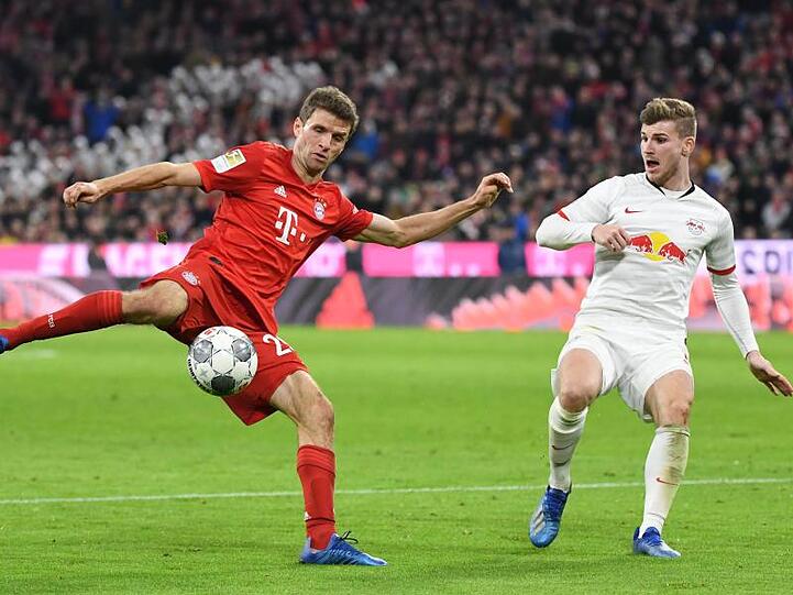 Sowohl Bayerns Thomas Müller (l) als auch Leipzigs Timo Werner blieben im Bundesliga-Topspiel torlos - Endresultat: 0:0.