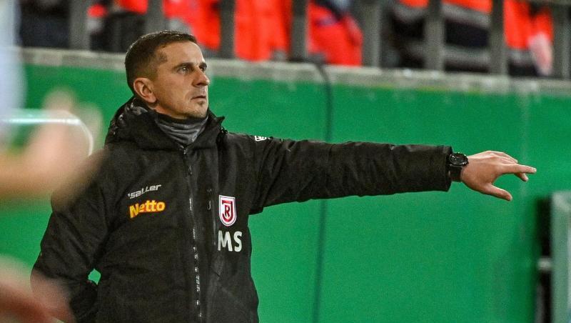 Mersad Selimbegovic, der Trainer von Jahn Regensburg, wurde zuerst positiv auf das Coronavirus getestet.