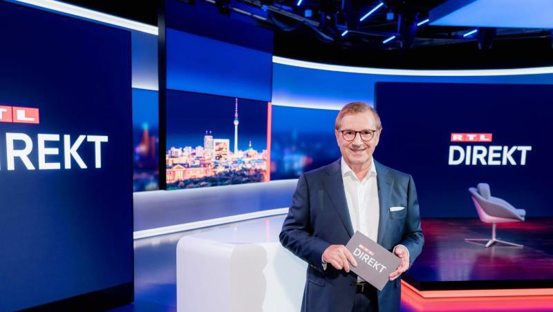 Moderator Jan Hofer steht im Studio der Nachrichtensendung "RTL Direkt".