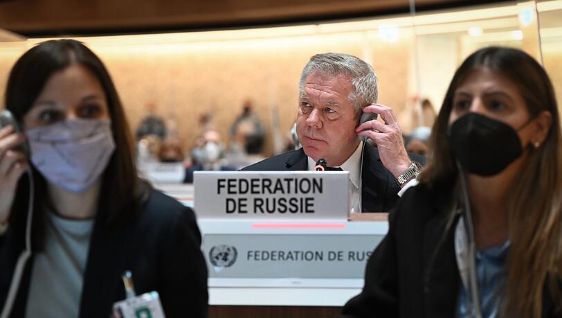 Der russische UN-Botschafter Gennadi Gatilow bei einer Sitzung des UN-Menschenrechtsrats in Genf im Februar kurz nach Beginn des russischen Angriffs.