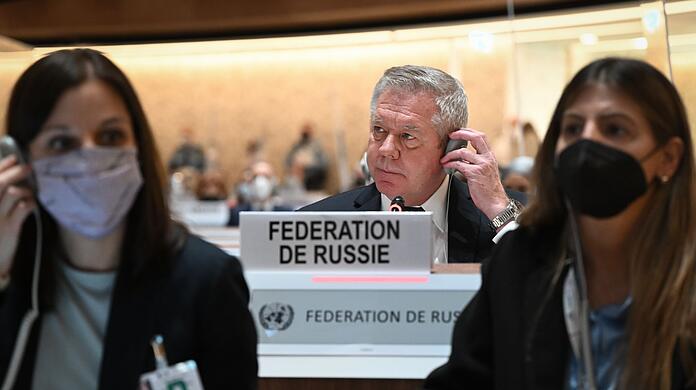 Der russische UN-Botschafter Gennadi Gatilow bei einer Sitzung des UN-Menschenrechtsrats in Genf im Februar kurz nach Beginn des russischen Angriffs.