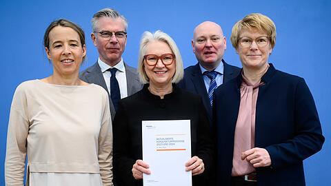 Ulrike Malmendier (l-r), Martin Werding, Monika Schnitzer (Vorsitzende), Achim Truger und Veronika Grimm stellten die aktualisierte Konjunkturprognose 2023/24 vor.