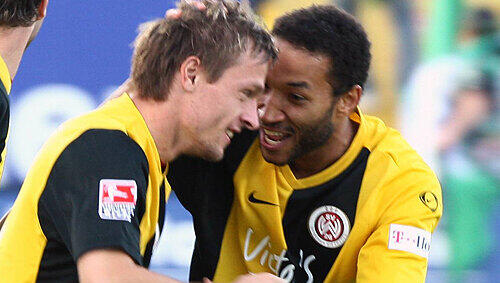 „Ich hoffe, wir haben Anstoß und können acht Sekunden den Ball halten: Möhlmanns Maßnahme gegen Blitz-Torschütze Siegert. „Ich hoffe, wir haben Anstoß und können acht Sekunden den Ball halten: Möhlmanns Maßnahme gegen Blitz-Torschütze Siegert.