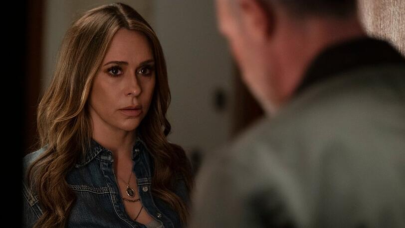 Jennifer Love Hewitt kehrt in ihrer Rolle als Julie James zurück.