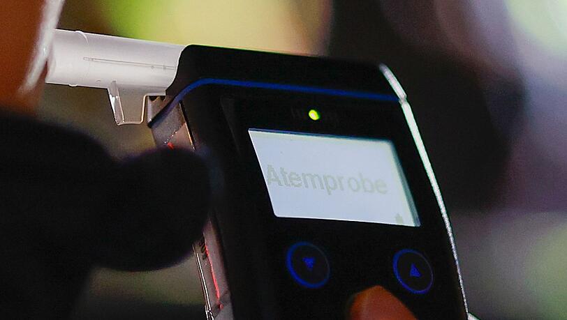 2,6 Promille zeigt ein Atemalkoholtest bei einem Lastwagenfahrer an. (Symbolbild)