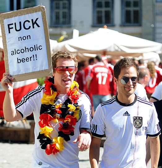 Im Stadion müssen die Fans allerdings auf die Alkoholfreie Variante zurückgreifen - zum Unmut einiger deutscher Fans.