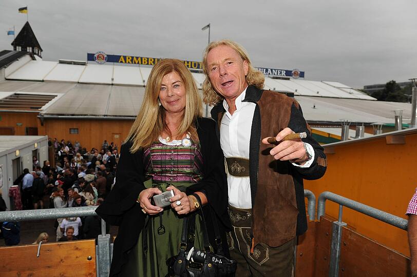 Auf dem Balkon feiern Wolfgang Weinzierl und seine Frau Rena