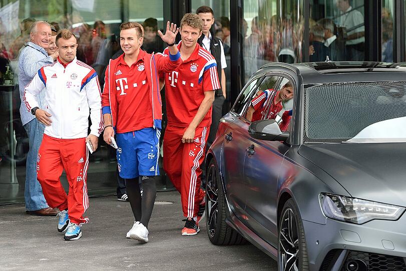 Die Bayern-Stars mit ihren neuen Dienstwagen.