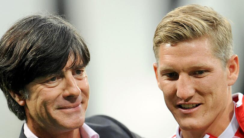 Für Jogi Löw ist Bastian Schweinsteiger nach wie vor unumstritten als Kapitän der Nationalmannschaft. Für Jogi Löw ist Bastian Schweinsteiger nach wie vor unumstritten als Kapitän der Nationalmannschaft.