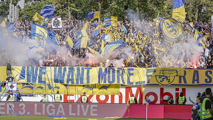 Auch mal mit Pyro unterwegs: Fans von Eintracht Braunschweig.