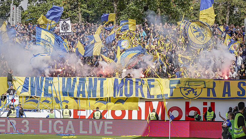 Auch mal mit Pyro unterwegs: Fans von Eintracht Braunschweig. Auch mal mit Pyro unterwegs: Fans von Eintracht Braunschweig.