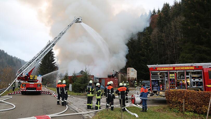 Eine Lager- und Werkzeughalle im Oberallgäu ist am Donnerstag komplett abgebrannt. Eine Lager- und Werkzeughalle im Oberallgäu ist am Donnerstag komplett abgebrannt.