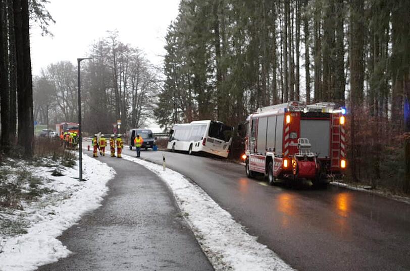 Am Mittwoch ist ein Schulbus von der Straße abgekommen und gegen einen Baumstumpf geprallt.