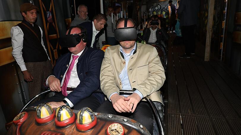 In eine Welt mit Dinosauriern, psychodelischen Pilzen und Riesenkraken tauchen die Fahrgäste bei Dr. Archibald &ndash; Master of Time ein. Die Abenteuerbahn ist das erste Virtual-Reality-Fahrgeschäft der Wiesn, doch nicht alles ist hier am Computer entworfen. Denn einer wird sich als echter Mensch erweisen, von dem Sie es nicht gedacht hätten. Und nach der Fahrt geht&rsquo;s auf wackeligem Weg und durch Wasser nach draußen. (Fahrpreis: jeder 10 Euro).