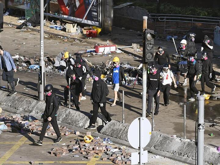 Am Dienstag erlaubte die Polizei einigen Demonstranten, den Campus zu verlassen - nachdem ihre Personalien aufgenommen wurden.