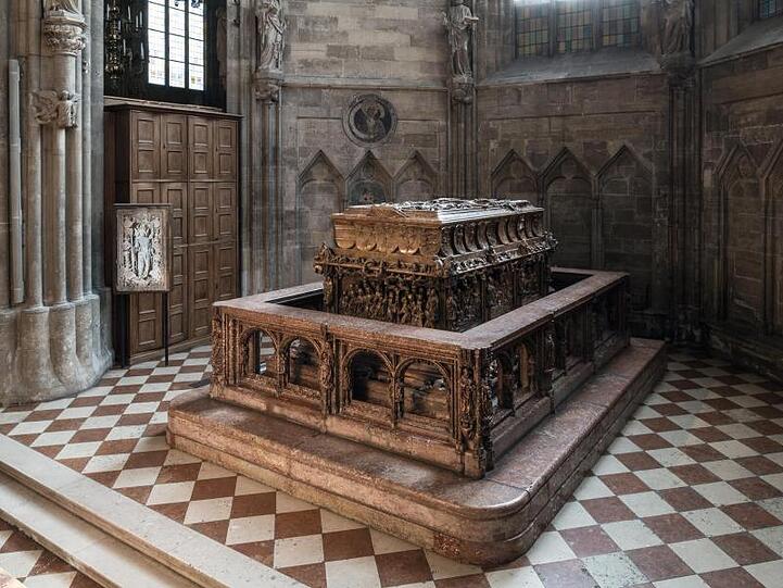 Das Grabmal von Kaiser Friedrich III. (1415-1493) im Wiener Stephansdom.