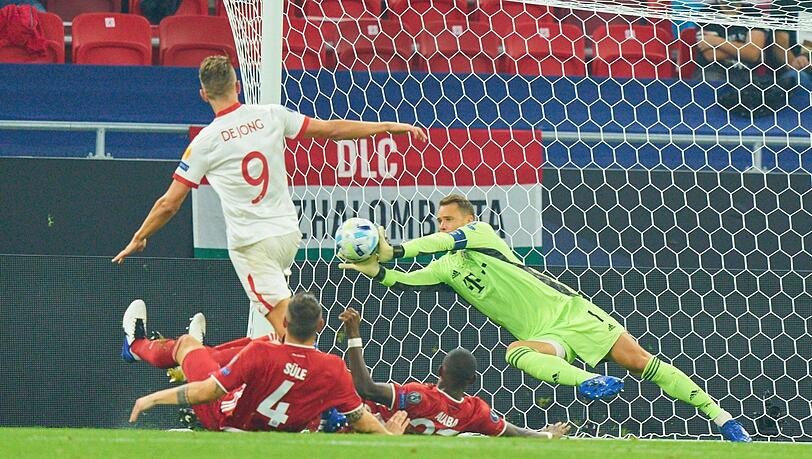 Nicht zu überwinden: Manuel Neuer wehrt in dieser Szene den Schuss von Luuk de Jong (l.) ab.