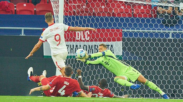 Nicht zu überwinden: Manuel Neuer wehrt in dieser Szene den Schuss von Luuk de Jong (l.) ab.