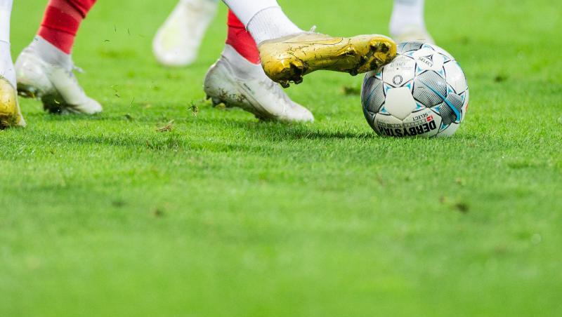 Spieler versuchen an den Ball zu kommen.