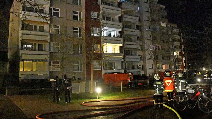 Sprungpolster bereit: Die Feuerwehr und Polizei beim Großeinsatz vor dem Wohnblock in Ottobrunn. Sprungpolster bereit: Die Feuerwehr und Polizei beim Großeinsatz vor dem Wohnblock in Ottobrunn.