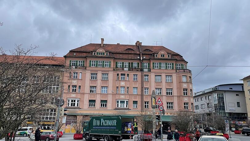 Das historische Kopfmiller-Haus am Pasinger Marienplatz aus dem Jahr 1912, ein früheres Kaufhaus. Es steht zum großen Teil leer und ist sanierungsbedürftig. Bis 1992 konnte man hier Stoffe, Knöpfe und Nähzubehör kaufen. Das historische Kopfmiller-Haus am Pasinger Marienplatz aus dem Jahr 1912, ein früheres Kaufhaus. Es steht zum großen Teil leer und ist sanierungsbedürftig. Bis 1992 konnte man hier Stoffe, Knöpfe und Nähzubehör kaufen.
