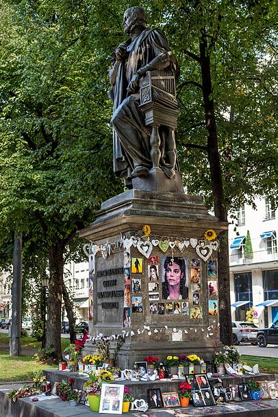 Denkmal für Musiker Orlando Di Lasso und Kultstätte zum Gedenken an Popsänger Michael Jackson. Denkmal für Musiker Orlando Di Lasso und Kultstätte zum Gedenken an Popsänger Michael Jackson.