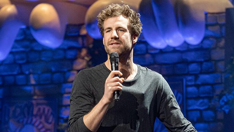 Luke Mockridge sorgte mit fiesen Sprüchen über Menschen mit Behinderungen für Entsetzen. Nach etlichen Terminabsagen trat er nun in Wien auf.
