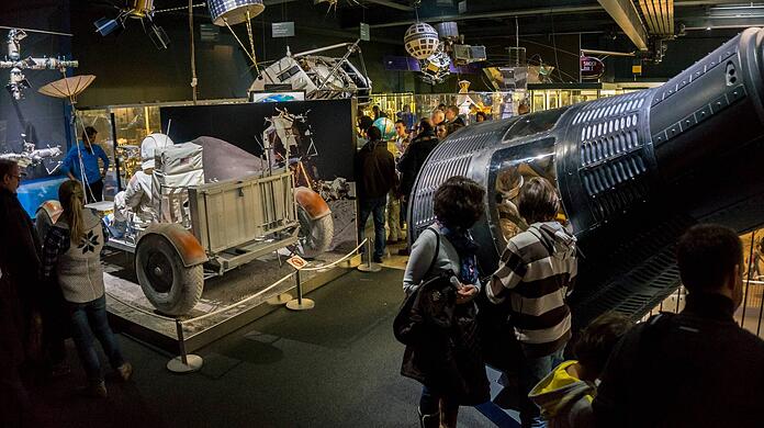 Das Deutsche Museum in München ist das größte naturwissenschaftlich-technische Museum der Welt. Hier ein Blick auf Ausstellungsstücke im Bereich Raumfahrt. (Archivbild)