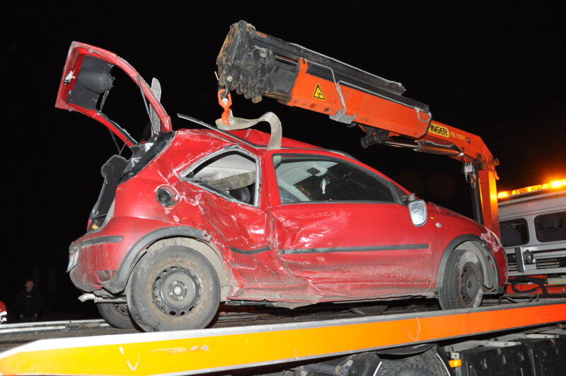 Beim Einfahren in die Kreuzung missachtete ein Fahrer die Vorfahrtsregeln. Sein Auto wurde von zwei weiteren gerammt und durch die Luft geschleudert.