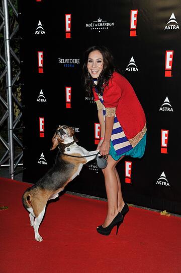 Und wer ist da auf den Hund gekommen? Sandra Ahrabian ist's, mit ihrem Vierbeiner Rusty.