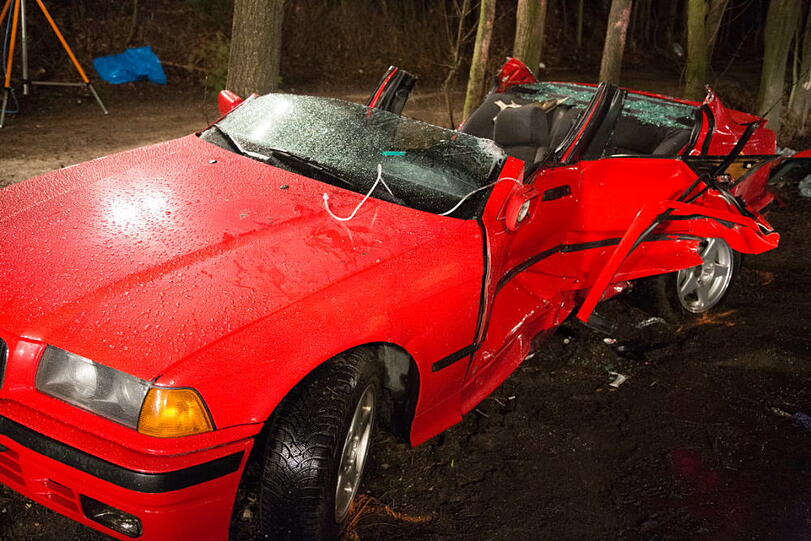 Wendemanöver mit schlimmen Folgen: Ein Auto auf der B20 bei Freilassing bemerkt zu spät, dass der BMW vor ihm wenden will. Es kommt zum Crash; der BMW-Fahrer wird schwer verletzt.