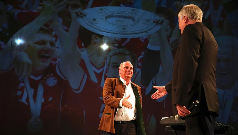 Uli Hoeneß und Horst Seehofer bei der Meisterfeier. Uli Hoeneß und Horst Seehofer bei der Meisterfeier.
