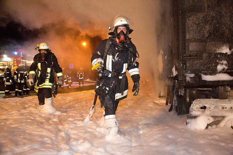 Die Feuerwehr musste einen brennenden Fleischanhänger mit Schaum löschen. Hier die Bilder vom Brand.